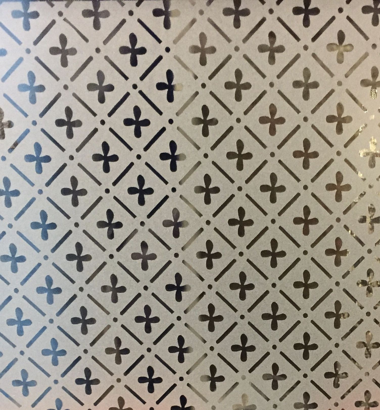 Etched glass with a quatrefoil lattice pattern